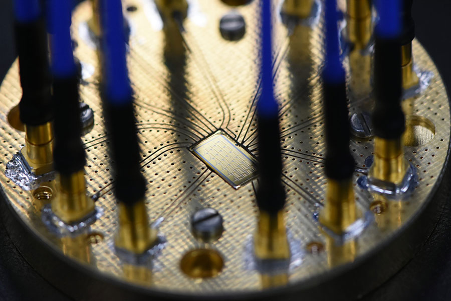 Wired-up base plate with qubit chip