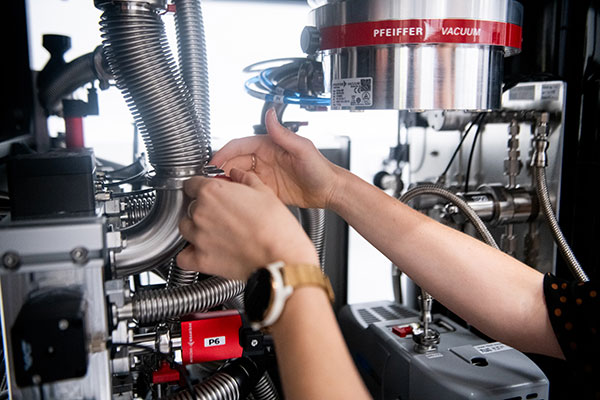 Close up image of the gas handling system in SQCL. 